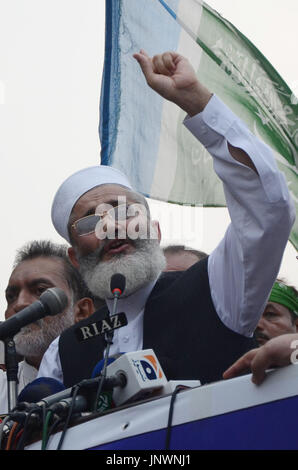 Lahore, Pakistan. 31 Luglio, 2017. Il senatore Sirajul Haq, leader del gruppo Jamaat-e-Islami Pakistan addressing (Azam-e-Ehtsab Marzo) una raccolta pubblica in Mall Road a Lahore. Credito: Rana Sajid Hussain/Pacific Press/Alamy Live News Foto Stock