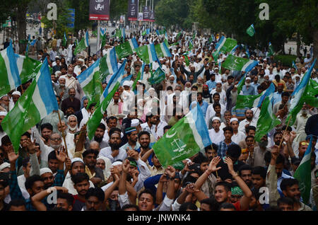 Lahore, Pakistan. 31 Luglio, 2017. Il senatore Sirajul Haq, leader del gruppo Jamaat-e-Islami Pakistan addressing (Azam-e-Ehtsab Marzo) una raccolta pubblica in Mall Road a Lahore. Credito: Rana Sajid Hussain/Pacific Press/Alamy Live News Foto Stock