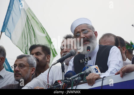 Lahore, Pakistan. 31 Luglio, 2017. Il senatore Sirajul Haq, leader del gruppo Jamaat-e-Islami Pakistan addressing (Azam-e-Ehtsab Marzo) una raccolta pubblica in Mall Road a Lahore. Credito: Rana Sajid Hussain/Pacific Press/Alamy Live News Foto Stock