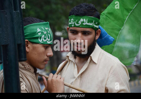 Lahore, Pakistan. 31 Luglio, 2017. Il senatore Sirajul Haq, leader del gruppo Jamaat-e-Islami Pakistan addressing (Azam-e-Ehtsab Marzo) una raccolta pubblica in Mall Road a Lahore. Credito: Rana Sajid Hussain/Pacific Press/Alamy Live News Foto Stock