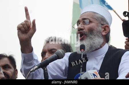 Lahore, Pakistan. 31 Luglio, 2017. Il senatore Sirajul Haq, leader del gruppo Jamaat-e-Islami Pakistan addressing (Azam-e-Ehtsab Marzo) una raccolta pubblica in Mall Road a Lahore. Credito: Rana Sajid Hussain/Pacific Press/Alamy Live News Foto Stock