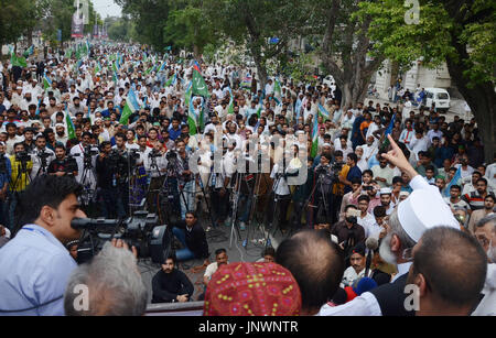 Lahore, Pakistan. 31 Luglio, 2017. Il senatore Sirajul Haq, leader del gruppo Jamaat-e-Islami Pakistan addressing (Azam-e-Ehtsab Marzo) una raccolta pubblica in Mall Road a Lahore. Credito: Rana Sajid Hussain/Pacific Press/Alamy Live News Foto Stock