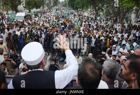 Lahore, Pakistan. 31 Luglio, 2017. Il senatore Sirajul Haq, leader del gruppo Jamaat-e-Islami Pakistan addressing (Azam-e-Ehtsab Marzo) una raccolta pubblica in Mall Road a Lahore. Credito: Rana Sajid Hussain/Pacific Press/Alamy Live News Foto Stock