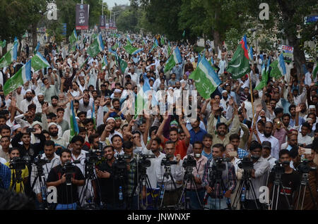 Lahore, Pakistan. 31 Luglio, 2017. Il senatore Sirajul Haq, leader del gruppo Jamaat-e-Islami Pakistan addressing (Azam-e-Ehtsab Marzo) una raccolta pubblica in Mall Road a Lahore. Credito: Rana Sajid Hussain/Pacific Press/Alamy Live News Foto Stock