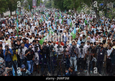 Lahore, Pakistan. 31 Luglio, 2017. Il senatore Sirajul Haq, leader del gruppo Jamaat-e-Islami Pakistan addressing (Azam-e-Ehtsab Marzo) una raccolta pubblica in Mall Road a Lahore. Credito: Rana Sajid Hussain/Pacific Press/Alamy Live News Foto Stock