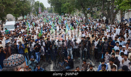 Lahore, Pakistan. 31 Luglio, 2017. Il senatore Sirajul Haq, leader del gruppo Jamaat-e-Islami Pakistan addressing (Azam-e-Ehtsab Marzo) una raccolta pubblica in Mall Road a Lahore. Credito: Rana Sajid Hussain/Pacific Press/Alamy Live News Foto Stock