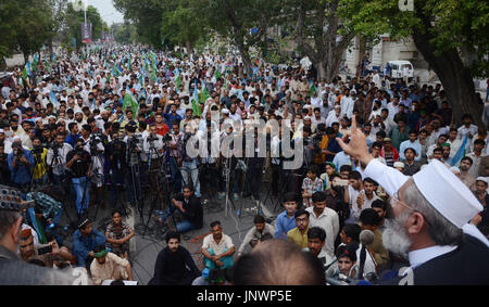 Lahore, Pakistan. 31 Luglio, 2017. Il senatore Sirajul Haq, leader del gruppo Jamaat-e-Islami Pakistan addressing (Azam-e-Ehtsab Marzo) una raccolta pubblica in Mall Road a Lahore. Credito: Rana Sajid Hussain/Pacific Press/Alamy Live News Foto Stock