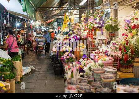 Bangkok, Tailandia - 18 Febbraio 2015: Pak Khlong Talat il mercato dei fiori in Yaowarat e Pahurat in Bangkok di notte Foto Stock