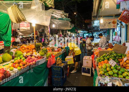 Bangkok, Tailandia - 18 Febbraio 2015: Pak Khlong Talat mercato in Yaowarat e Pahurat in Bangkok di notte. Foto Stock