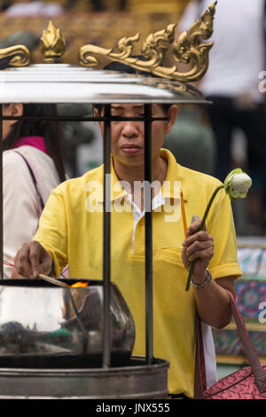 Bangkok, Tailandia - 18 Febbraio 2015: buddista adoratore di incenso di illuminazione al Grand Palace di Bangkok. Foto Stock