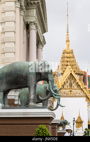 Bangkok, Tailandia - 18 Febbraio 2015: Palazzo guardia di turno al Grand Palace a Bangkok, in Thailandia. Foto Stock