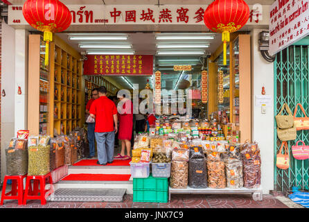 Bangkok, Tailandia - 18 Febbraio 2015: i clienti in prodotti asciutti e negozio di generi alimentari a Chinatown, Bangkok. Foto Stock