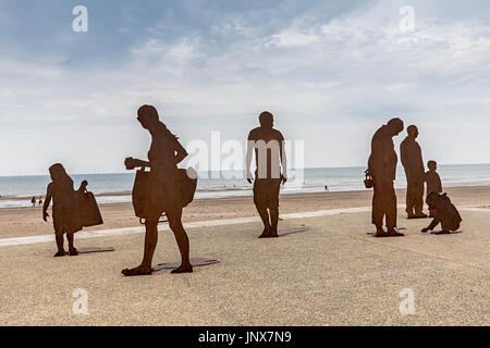 Metallo di esclusione di persone artowork sul lungomare, Colwyn Bay, Conwy, Wales, Regno Unito Foto Stock