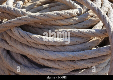 Bobina di cavo utilizzato per l'ormeggio di una barca da pesca nel porto, Javea. Foto Stock
