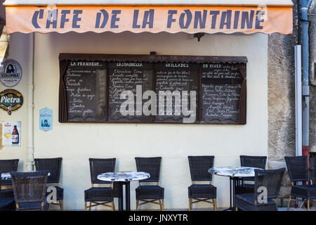 Lourmarin, Luberon, Provenza, Francia - 9 Ottobre 2015: tavoli, sedie, menu schede del Cafe de la Fontaine, Lourmarin, Luberon, Provenza, Francia. Foto Stock