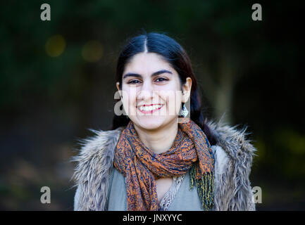 Persiano Teenage ragazza camminare nel parco in una giornata autunnale Foto Stock