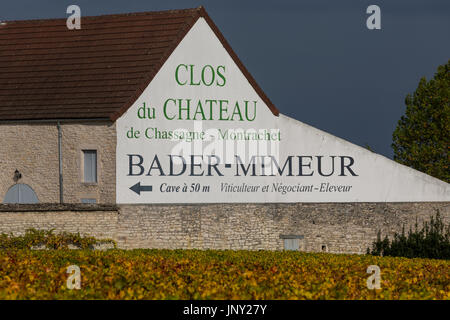 Montrachet, Borgogna, Francia - 11 Ottobre 2015: Clos du Chateau de Chassagne Montrachet,, segno per la cantina vicino a Beaune, Borgogna con vitigni in autunno. Foto Stock