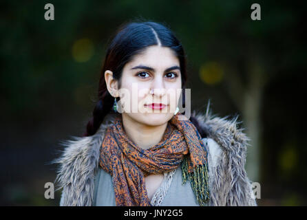 Persiano Teenage ragazza camminare nel parco in una giornata autunnale Foto Stock