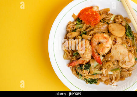 Saltate in padella il riso piatto a base di noodle o char kway teow Foto Stock