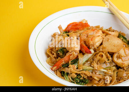 Saltate in padella il riso piatto a base di noodle o char kway teow Foto Stock