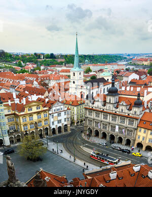 Praga, Repubblica Ceca - 18 Aprile 2017: Lesser Town Square in Chezh città capitale con la caratteristica architettura da sopra Foto Stock