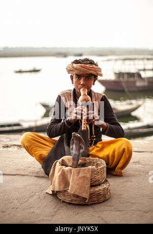 Un giovane serpente incantatore di Varanasi Foto Stock
