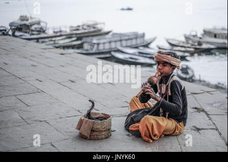 Un giovane serpente incantatore di Varanasi Foto Stock