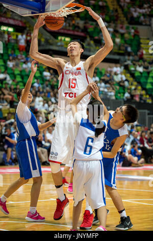 HONG KONG, CINA - 30 Luglio: Zhou Qi unisce i bambini a metà tempo gioco per divertirsi.Zhou Qi ha appena firmato per la Houston Rockets NBA team.Per celebrare il ventesimo anniversario della formazione della regione amministrativa speciale di Hong Kong (RASHK), gli Yao Foundation (avviato dai cinesi giocatore di basket Yao Ming) host di una partita di beneficenza tra l'Americano professional Nike rising star team e il cinese di pallacanestro degli uomini di stelle team ( Cinese Mens vincere 66-63. Hong Kong, Hong Kong SAR, Cina sulla luglio 30, 2017. Alamy Live News/Jayne Russell Foto Stock