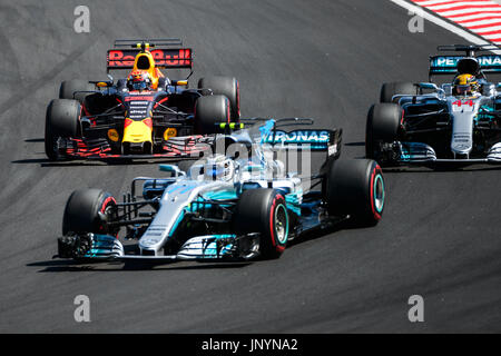 Mogyorod. Il 30 luglio, 2017. La Red Bull Racing driver olandese Max Verstapen (L) in concorrenza con la Mercedes AMG Petronas' driver britannico Lewis Hamilton (R) e il pilota finlandese Valtteri Bottas durante l'Ungherese F1 Grand Prix gara a Hungaroring a Mogyorod, Ungheria il 30 luglio 2017. Credito: Jure Makovec/Xinhua/Alamy Live News Foto Stock