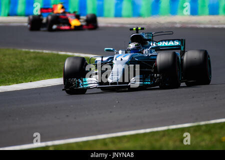 Mogyorod. Il 30 luglio, 2017. Mercedes AMG Petronas' pilota finlandese Valtteri Bottas compete durante l'Ungherese F1 Grand Prix gara a Hungaroring a Mogyorod, Ungheria il 30 luglio 2017. Credito: Jure Makovec/Xinhua/Alamy Live News Foto Stock