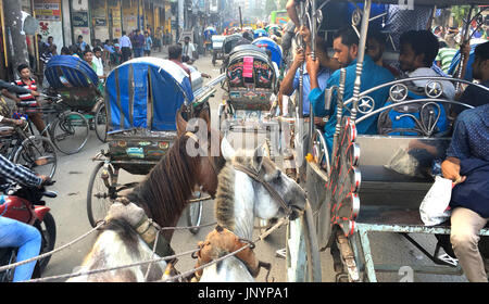 Dacca in Bangladesh. Il 30 luglio, 2017. 30 luglio 2017- Vecchia Dacca in Bangladesh '"' Vecchia città di Dhaka la gente corre sul cavallo carrello per andare per il loro lavoro quotidiano nella vecchia città di Dhaka il 30 giugno 2017. Carrelli di cavalli furono per la prima volta aperto a Calcutta ed è stato guidato alla vecchia Dhaka da lì. Durante il XIX secolo. Carrozze trainate da cavalli sono un popolare mezzo di trasporto a Dhaka, soprattutto nella parte vecchia della citta'. La gente ancora correre indietro per carrozze, per garantire la nuova generazione è riconosciuta la vecchia cultura di Dhaka. © Monirul Alam Credito: Monirul Alam/ZUMA filo/Alamy Live News Foto Stock