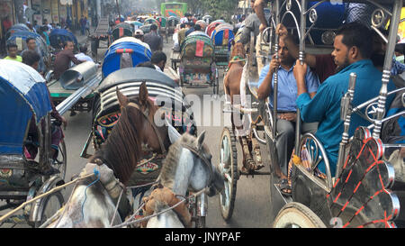 Dacca in Bangladesh. Il 30 luglio, 2017. 30 luglio 2017- Vecchia Dacca in Bangladesh '"' Vecchia città di Dhaka la gente corre sul cavallo carrello per andare per il loro lavoro quotidiano nella vecchia città di Dhaka il 30 giugno 2017. Carrelli di cavalli furono per la prima volta aperto a Calcutta ed è stato guidato alla vecchia Dhaka da lì. Durante il XIX secolo. Carrozze trainate da cavalli sono un popolare mezzo di trasporto a Dhaka, soprattutto nella parte vecchia della citta'. La gente ancora correre indietro per carrozze, per garantire la nuova generazione è riconosciuta la vecchia cultura di Dhaka. © Monirul Alam Credito: Monirul Alam/ZUMA filo/Alamy Live News Foto Stock