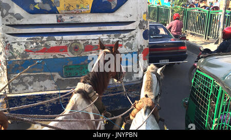 Dacca in Bangladesh. Il 30 luglio, 2017. 30 luglio 2017- Vecchia Dacca in Bangladesh '"' Vecchia città di Dhaka la gente corre sul cavallo carrello per andare per il loro lavoro quotidiano nella vecchia città di Dhaka il 30 giugno 2017. Carrelli di cavalli furono per la prima volta aperto a Calcutta ed è stato guidato alla vecchia Dhaka da lì. Durante il XIX secolo. Carrozze trainate da cavalli sono un popolare mezzo di trasporto a Dhaka, soprattutto nella parte vecchia della citta'. La gente ancora correre indietro per carrozze, per garantire la nuova generazione è riconosciuta la vecchia cultura di Dhaka. © Monirul Alam Credito: Monirul Alam/ZUMA filo/Alamy Live News Foto Stock