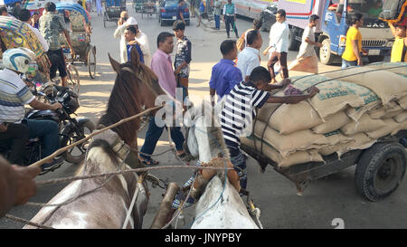 Dacca in Bangladesh. Il 30 luglio, 2017. 30 luglio 2017- Vecchia Dacca in Bangladesh '"' Vecchia città di Dhaka la gente corre sul cavallo carrello per andare per il loro lavoro quotidiano nella vecchia città di Dhaka il 30 giugno 2017. Carrelli di cavalli furono per la prima volta aperto a Calcutta ed è stato guidato alla vecchia Dhaka da lì. Durante il XIX secolo. Carrozze trainate da cavalli sono un popolare mezzo di trasporto a Dhaka, soprattutto nella parte vecchia della citta'. La gente ancora correre indietro per carrozze, per garantire la nuova generazione è riconosciuta la vecchia cultura di Dhaka. © Monirul Alam Credito: Monirul Alam/ZUMA filo/Alamy Live News Foto Stock