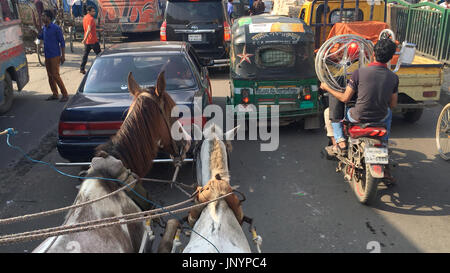 Dacca in Bangladesh. Il 30 luglio, 2017. 30 luglio 2017- Vecchia Dacca in Bangladesh '"' Vecchia città di Dhaka la gente corre sul cavallo carrello per andare per il loro lavoro quotidiano nella vecchia città di Dhaka il 30 giugno 2017. Carrelli di cavalli furono per la prima volta aperto a Calcutta ed è stato guidato alla vecchia Dhaka da lì. Durante il XIX secolo. Carrozze trainate da cavalli sono un popolare mezzo di trasporto a Dhaka, soprattutto nella parte vecchia della citta'. La gente ancora correre indietro per carrozze, per garantire la nuova generazione è riconosciuta la vecchia cultura di Dhaka. © Monirul Alam Credito: Monirul Alam/ZUMA filo/Alamy Live News Foto Stock