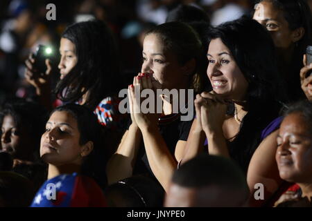 Caracas, Venezuela. 31 Luglio, 2017. I sostenitori del Presidente venezuelano Maduro allietare dopo i primi risultati delle controverse elezioni per una assemblea costituente sulla piazza Bolivar, a Caracas, Venezuela, 31 luglio 2017. Secondo la national autorità elettorale, 8,1 milioni di persone hanno partecipato alla controversa elezione per una modifica della costituzione. Foto: Manu Quintero/dpa/Alamy Live News Foto Stock