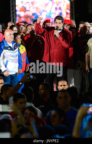 Caracas, Venezuela. 31 Luglio, 2017. Il Presidente venezuelano Nicolás Maduro (C) parla accanto a candidati elettorale dopo i primi risultati delle controverse elezioni per una assemblea costituente sulla piazza Bolivar, a Caracas, Venezuela, 31 luglio 2017. Secondo la national autorità elettorale, 8,1 milioni di persone hanno partecipato alla controversa elezione per una modifica della costituzione. Foto: Manu Quintero/dpa/Alamy Live News Foto Stock