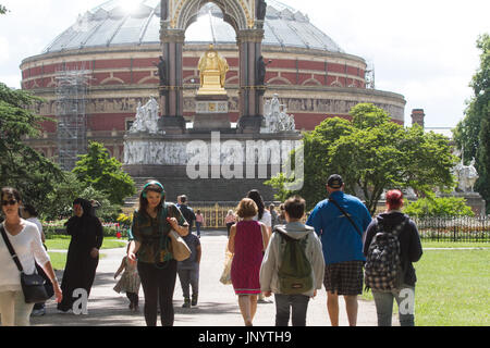 Londra, Regno Unito. 31 Luglio, 2017. Per coloro che godono di un clima mite e temperature calde in Hyde Park Londra l'ultimo giorno del mese di luglio Credito: amer ghazzal/Alamy Live News Foto Stock