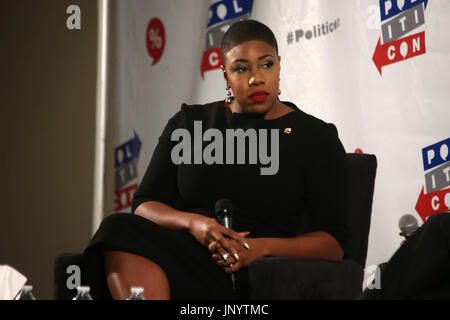 Pasadena, CA. Il 30 luglio, 2017. Symone Sanders a Tomi Lahren vs. Symone Sanders discussione al giorno 2 di Politicon la Convenzione non convenzionale 2017 a Pasadena Convention Center a Pasadena, in California, il 30 luglio 2017. Credito: Faye Sadou/media/punzone Alamy Live News Foto Stock