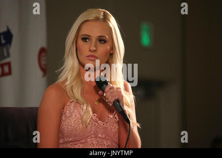 Pasadena, CA. Il 30 luglio, 2017. Tomi Lahren a Tomi Lahren vs. Symone Sanders discussione al giorno 2 di Politicon la Convenzione non convenzionale 2017 a Pasadena Convention Center a Pasadena, in California, il 30 luglio 2017. Credito: Faye Sadou/media/punzone Alamy Live News Foto Stock