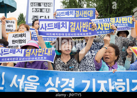 Seoul, Corea del Sud. 31 lug 2017. I dimostranti assistere ad una manifestazione di protesta contro la distribuzione di THAAD a Seul, Corea del Sud, 31 luglio 2017. I residenti e gli Attivisti di pace in Corea del Sud, che si sono opposti alla distribuzione dell'U.S. Il terminale ad alta area Altitudine Difesa (THAAD) sistema di difesa missilistica, si sono riuniti lunedì al di fuori delle presidenziali Blue House e il ministero della difesa presso la sede centrale, gridando una rinnovata opposizione ad un ulteriore distribuzione. Credito: Xinhua/Alamy Live News Foto Stock