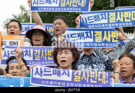 Seoul, Corea del Sud. 31 lug 2017. I dimostranti assistere ad una manifestazione di protesta contro la distribuzione di THAAD a Seul, Corea del Sud, 31 luglio 2017. I residenti e gli Attivisti di pace in Corea del Sud, che si sono opposti alla distribuzione dell'U.S. Il terminale ad alta area Altitudine Difesa (THAAD) sistema di difesa missilistica, si sono riuniti lunedì al di fuori delle presidenziali Blue House e il ministero della difesa presso la sede centrale, gridando una rinnovata opposizione ad un ulteriore distribuzione. Credito: Xinhua/Alamy Live News Foto Stock