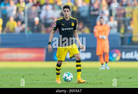 Winterthur, Svizzera. 28 Luglio, 2017. Dortmund Marc Bartra in azione durante il Borussia Dortmund vs Espanyol Barcelona test match in Winterthur, Svizzera, 28 luglio 2017. Foto: Guido Kirchner/dpa/Alamy Live News Foto Stock