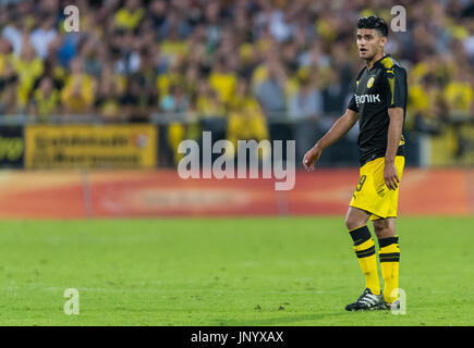 Winterthur, Svizzera. 28 Luglio, 2017. Dortmund Mahmoud Dahoud in azione durante il Borussia Dortmund vs Espanyol Barcelona test match in Winterthur, Svizzera, 28 luglio 2017. Foto: Guido Kirchner/dpa/Alamy Live News Foto Stock