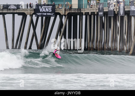 Huntington Beach, Stati Uniti d'America. 31 Luglio, 2017. Alyssa Spencer (USA) il surf in donne di prove per la possibilità di competere a donne del 2017 FURGONI US Open di surf, un CT WSL evento, ufficialmente a partire Round 1 il Martedì, 01 Agosto, 2017. Credito: Benjamin Ginsberg/Alamy Live News Foto Stock