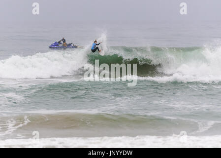 Huntington Beach, Stati Uniti d'America. 31 Luglio, 2017. Tia Blanco (USA) il surf in donne di prove per la possibilità di competere a donne del 2017 FURGONI US Open di surf, un CT WSL evento, ufficialmente a partire Round 1 il Martedì, 01 Agosto, 2017. Credito: Benjamin Ginsberg/Alamy Live News Foto Stock