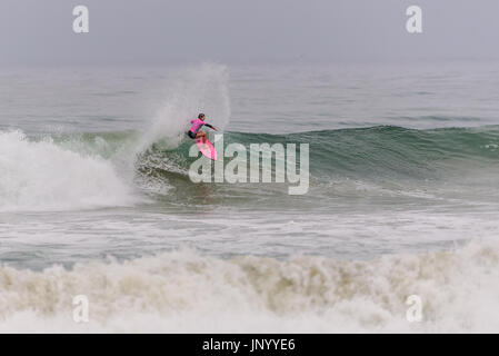 Huntington Beach, Stati Uniti d'America. 31 Luglio, 2017. Alyssa Spencer (USA) il surf in donne di prove per la possibilità di competere a donne del 2017 FURGONI US Open di surf, un CT WSL evento, ufficialmente a partire Round 1 il Martedì, 01 Agosto, 2017. Credito: Benjamin Ginsberg/Alamy Live News Foto Stock