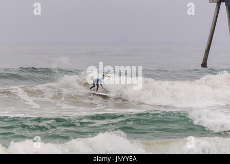 Huntington Beach, Stati Uniti d'America. 31 Luglio, 2017. Tia Blanco (USA) il surf in donne di prove per la possibilità di competere a donne del 2017 FURGONI US Open di surf, un CT WSL evento, ufficialmente a partire Round 1 il Martedì, 01 Agosto, 2017. Credito: Benjamin Ginsberg/Alamy Live News Foto Stock