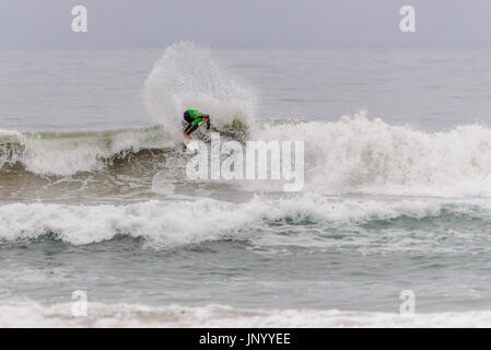 Huntington Beach, Stati Uniti d'America. 31 Luglio, 2017. Caroline Marchi (USA) il surf in donne di prove per la possibilità di competere a donne del 2017 FURGONI US Open di surf, un CT WSL evento, ufficialmente a partire Round 1 il Martedì, 01 Agosto, 2017. Credito: Benjamin Ginsberg/Alamy Live News Foto Stock