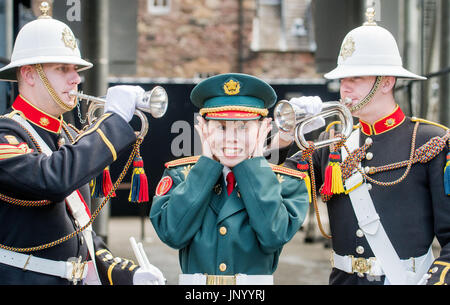 Edinburgh, Regno Unito. 31 lug 2017. Il sergente Ayami Nakama giapponese Defence Force band, sergente Nathan Crossley e Jason Morris della Royal Marine Band il Royal Edinburgh Tattoo militare rivela una serie di atti internazionali per celebrare questo anno la Splash di Tartan - Scozia di agosto la stravaganza ritorna con una linea stellare fino del mondo migliori esecutori di militari del Royal Edinburgh Tattoo militare è impostato per celebrare, svelando una linea stellare di atti a scendere sul capitale della Scozia per il 2017 mostrano oggi (lunedì, 31 luglio). Credito: IAN GEORGESON/Alamy Live News Foto Stock